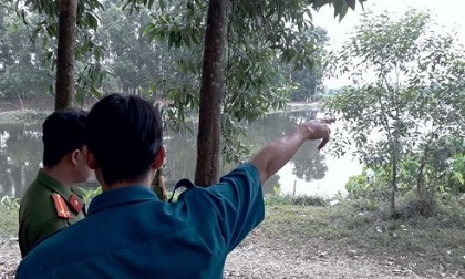 Bàng hoàng phát hiện thi thể nam thanh niên đang phân hủy nổi lập lờ trên sông ở Bình Dương