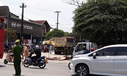 Xe tải rẽ bất ngờ, 2 người phụ nữ chết thảm