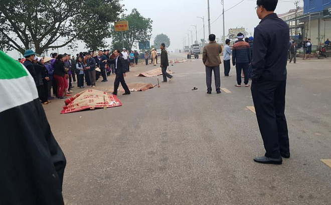 NÃ³ng: Xe khÃ¡ch ÄÃ¢m 4 ngÆ°á»i tá»­ vong, nhiá»u ngÆ°á»i bá» thÆ°Æ¡ng