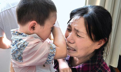 Bé trai 1 tuổi bị mù sau khi tắm, đưa đến bệnh viện mới tá hỏa nguyên nhân từ sai lầm của bà