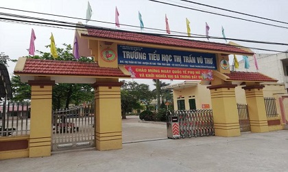 Hàng trăm phụ huynh cho con nghỉ học sau khi có học sinh tử vong do viêm não cấp
