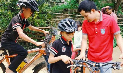 Bố cậu bé đạp xe không phanh đi thăm em: 'Hành động con tôi là sai, không phải người hùng'
