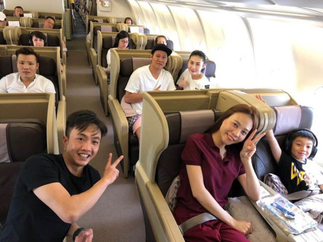Về quê Cường Đô la, Đàm Thu Trang lại gây bất ngờ trong cách âu yếm con riêng của chồng - Ảnh 3.