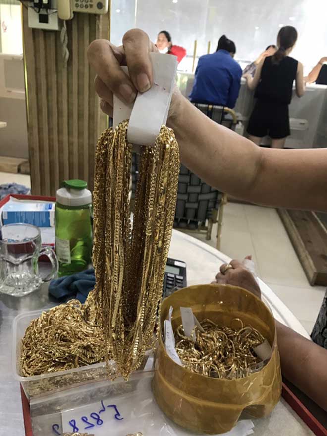 Vụ 6 năm trộm vàng của chủ: Công an trao trả gần 5 tỉ đồng và 225 lượng vàng - 1