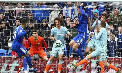 Trọng tài 'tặng' 3 điểm cho Chelsea