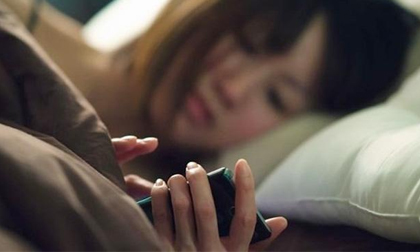 Phát hiện ám hiệu lạ trong điện thoại chồng, vợ không ngờ gây ra bi kịch
