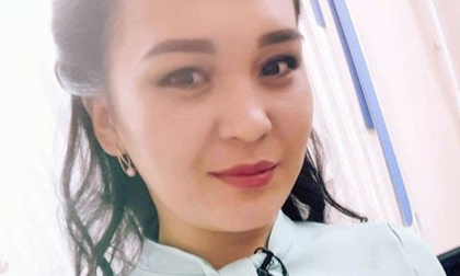 Bi kịch nữ MC bị tai nạn do thang máy kẹp đứt chân, con gái 3 tuổi khóc nấc bên thi thể của mẹ