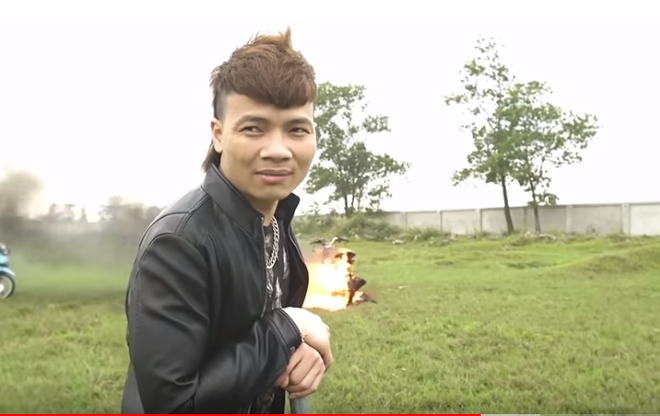 Nóng: Công an bắt giữ “Khá Bảnh” vì tội đánh bạc - Ảnh 1.