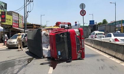 Xe lật giữa đường, ngàn người bơ phờ trong nắng gắt ở TP HCM