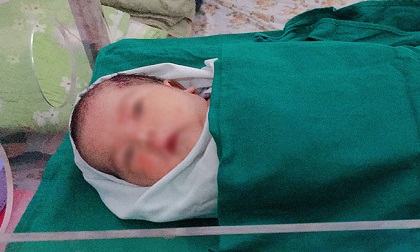 Bé sơ sinh được cứu nhờ tiếng khóc bên vệ đường