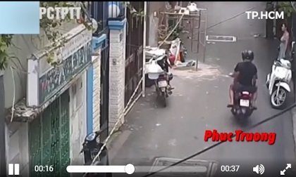 Đang đủng đỉnh đứng ven đường, cô gái bị 2 tên cướp giật túi xách trong chớp mắt