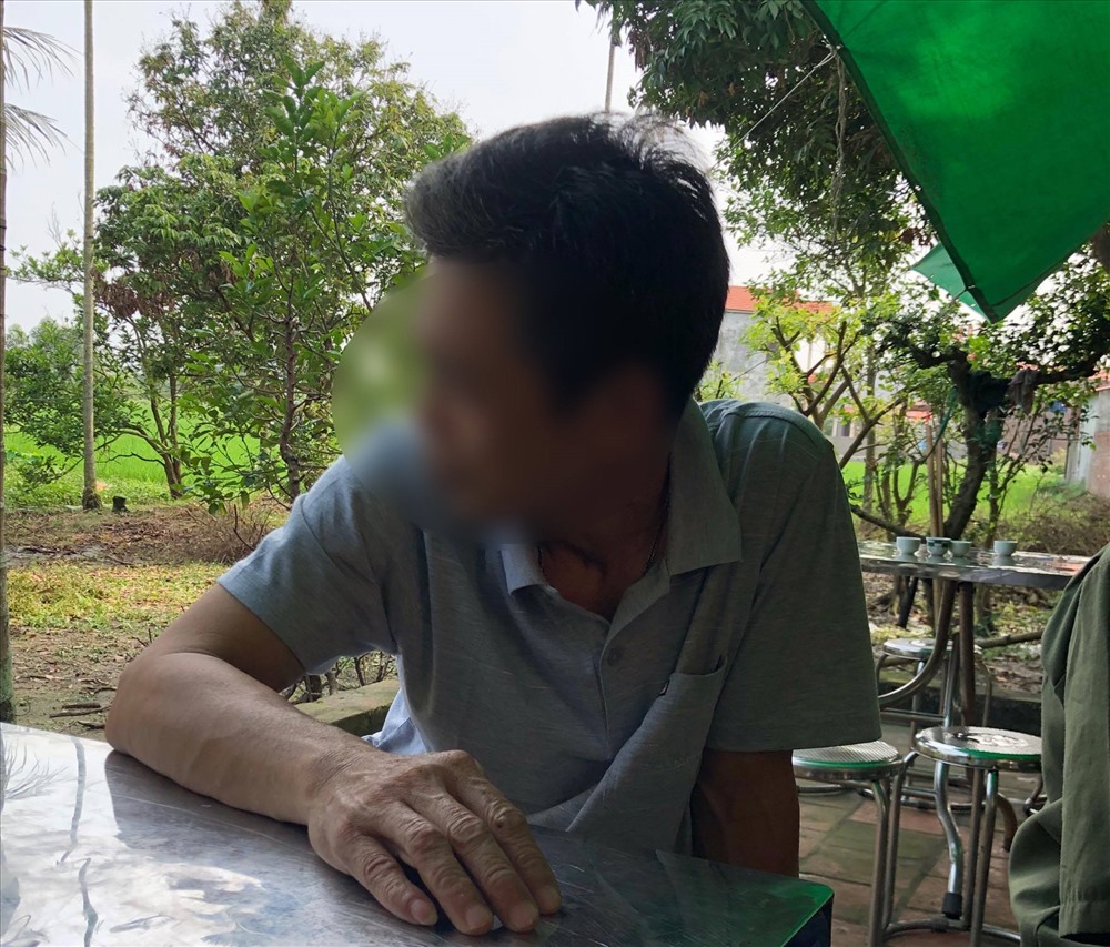 Ông nội bé trai 7 tuổi bị chó cắn thẫn thờ trong đám tang. 