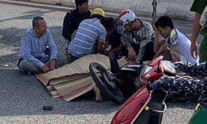 Người cha khóc thét khi thấy con trai tử vong sau tai nạn giao thông
