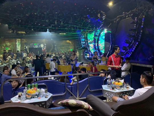 Gần 150 ngườii tình nghi sử dụng ma túy trong quán bar ở quận 5 - Ảnh 1. Gần 150 ngườii tình nghi sử dụng ma túy trong quán bar ở quận 5 - Ảnh 1.