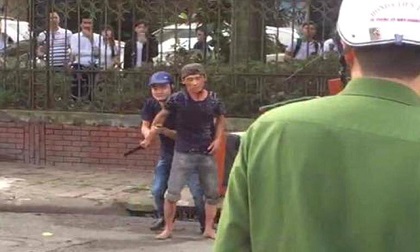 Hải Dương: Nam thanh niên nghi ngáo đá tự cầm dao cứa vào cổ