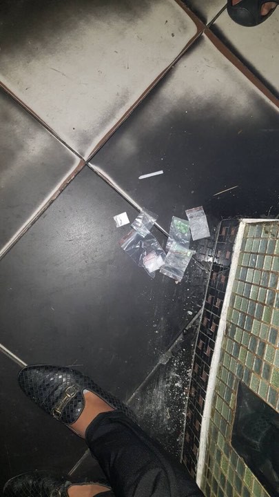 Gần 150 ngườii tình nghi sử dụng ma túy trong quán bar ở quận 5 - Ảnh 2. Gần 150 ngườii tình nghi sử dụng ma túy trong quán bar ở quận 5 - Ảnh 2.
