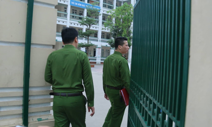 Phụ huynh tố đưa thịt gà hôi thối vào bếp ăn, công an đến trường làm việc