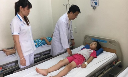 TP.HCM: Ăn bữa trưa với bò kho bánh mì, 61 học sinh nhập viện nghi ngộ độc