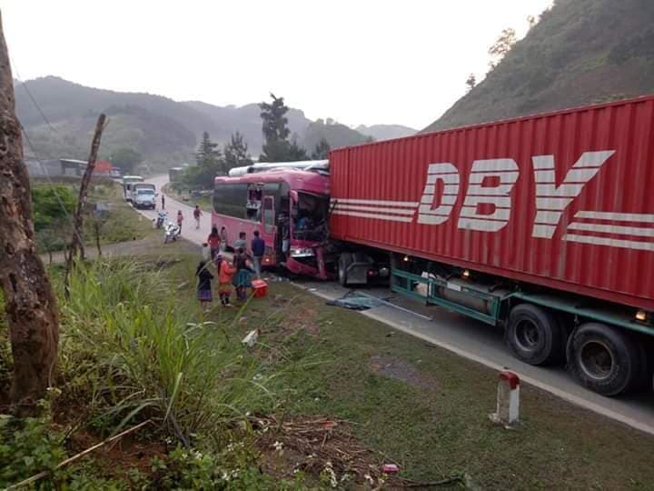 dau xe khach nat bet sau cu tong kinh hoang vao container, hanh khach la het keu cuu hinh anh 1