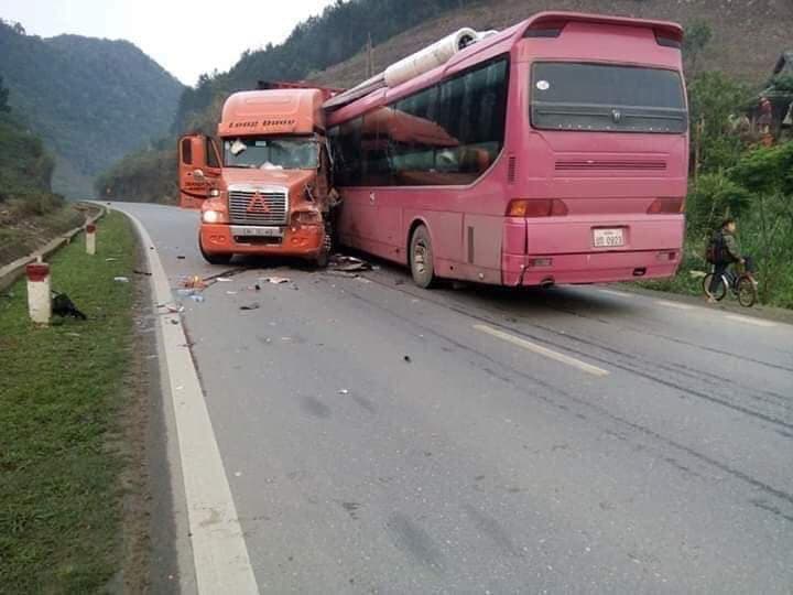 dau xe khach nat bet sau cu tong kinh hoang vao container, hanh khach la het keu cuu hinh anh 2