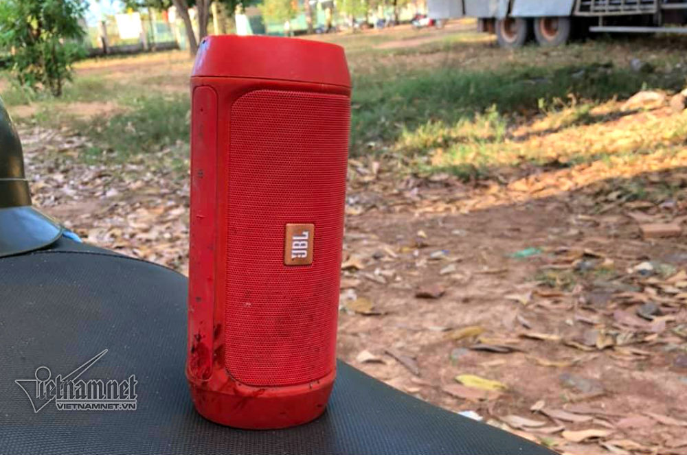 'Cứu' loa nghe nhạc bluetooth, tài xế làm lật xe cẩu đè chết 2 người