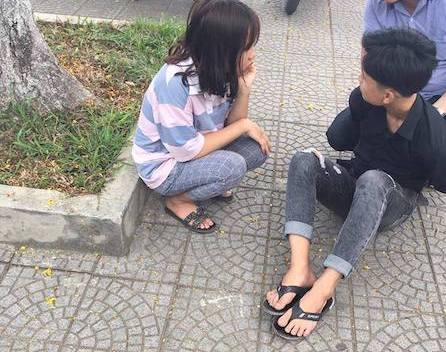 Bạn gái thiếu niên đâm người vì bị nhắc vượt đèn vàng: Em chỉ đến xin lỗi hình ảnh 1 ban gai thieu nien dam nguoi vi bi nhac vuot den vang: em chi den xin loi hinh anh 1