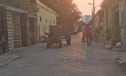 Cháu bé 4 tuổi bị xe công nông đâm tử vong khi lao ra ngõ