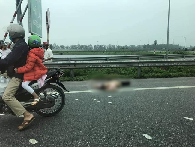 Xe tải tông trúng xe máy chở cả gia đình, bố tử vong tại chỗ, mẹ và con nhỏ nguy kịch - Ảnh 1.