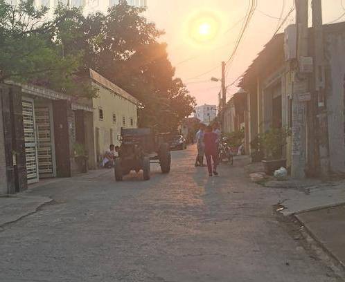 Cháu bé 4 tuổi bị xe công nông đâm tử vong khi lao ra ngõ  - Ảnh 1.