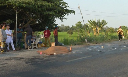 Xe máy 'đấu đầu' ô tô tải, người đàn ông tử vong tại chỗ