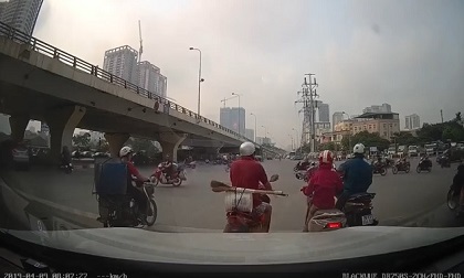 Khoảnh khắc kinh hoàng nữ tài xế Mercedes tông hàng loạt xe máy
