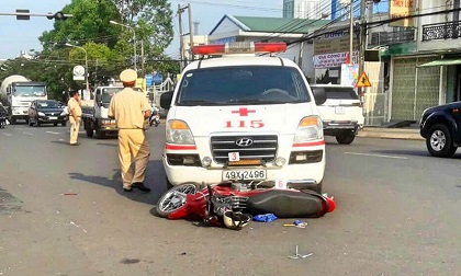 Xe cứu thương vượt đèn đỏ tông xe máy, 2 vợ chồng bị thương nặng