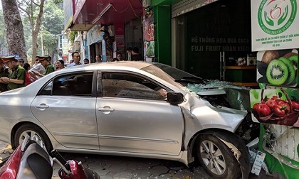 Ô tô lao vào cửa hàng hoa quả trên phố Hà Nội, đầu xe nát bét