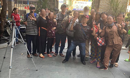 Hành động cười đùa, chụp ảnh phản cảm trong đám tang nghệ sĩ Anh Vũ