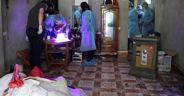 Lực lượng chức năng khám nghiệm hiện trường nơi nạn nhân bị giam giữ, hãm hiếp.