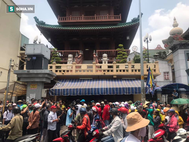 Hành động cười đùa, chụp ảnh phản cảm trong đám tang nghệ sĩ Anh Vũ - Ảnh 1. Hành động cười đùa, chụp ảnh phản cảm trong đám tang nghệ sĩ Anh Vũ - Ảnh 1.