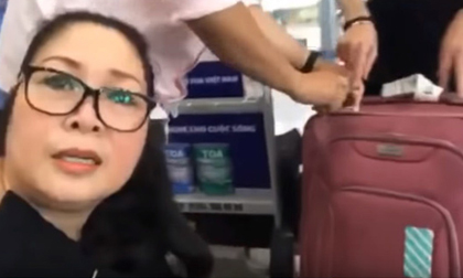 Clip: Điều bất ngờ trong chiếc vali của nghệ sĩ Anh Vũ được mang về nước