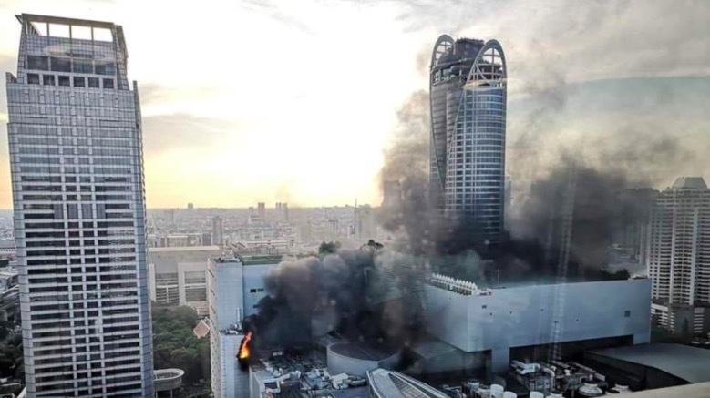 Cháy rực trung tâm mua sắm nổi tiếng ở Bangkok
