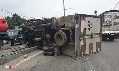 Xe tải gây tai nạn liên hoàn trên QL1, giao thông ùn tắc hơn 3 km