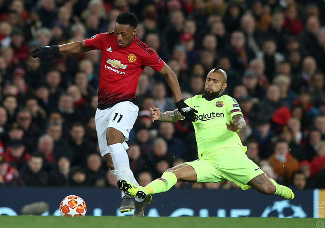 Luke Shaw phan luoi, MU thua Barca tren san nha hinh anh 2 