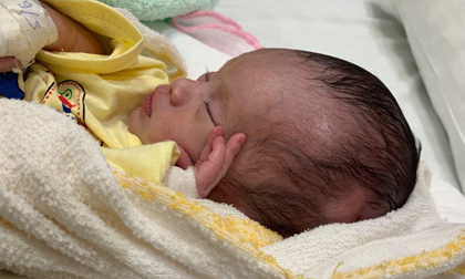 Bị treo ngược trên cành cây suốt 4 ngày, bé sơ sinh 15 ngày tuổi sống sót kỳ diệu