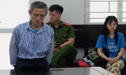 Cô bé lấy thân mình che chắn cho mẹ khi bị cha chém tới tấp
