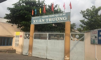 Một nam sinh bị nhóm bạn đánh hội đồng trong sân trường