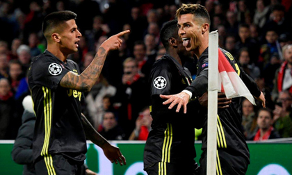Ronaldo ghi bàn, Juventus hòa Ajax trên sân khách