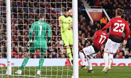 Luke Shaw phản lưới, MU thua Barca trên sân nhà