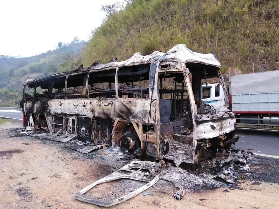 Xe giường nằm Điện Biên cháy trơ khung trên đèo Pha Đin