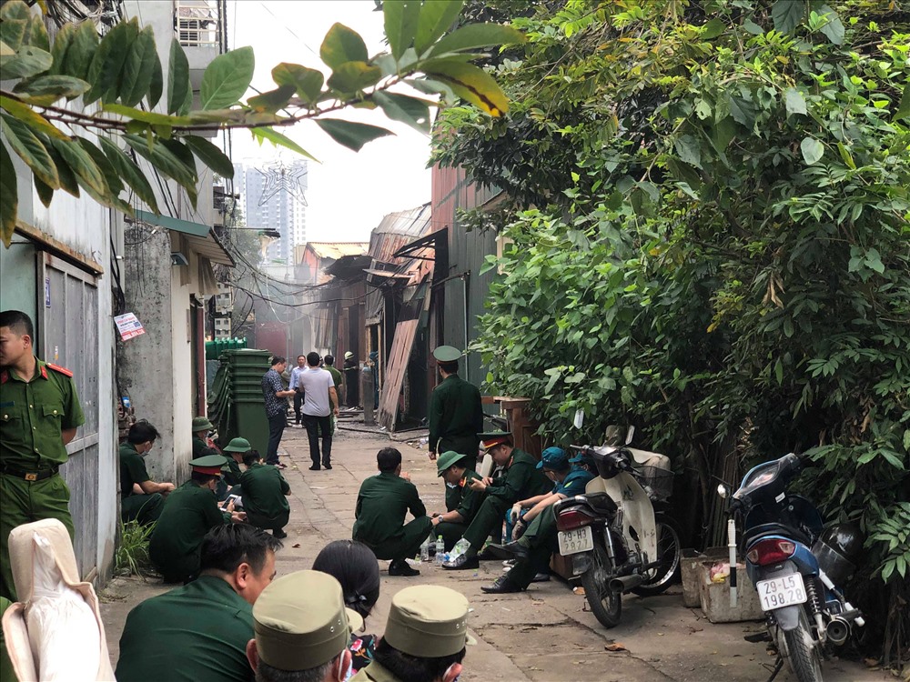 Cơ quan chức năng vẫn đang phong tỏa hiện trường đám cháy. 