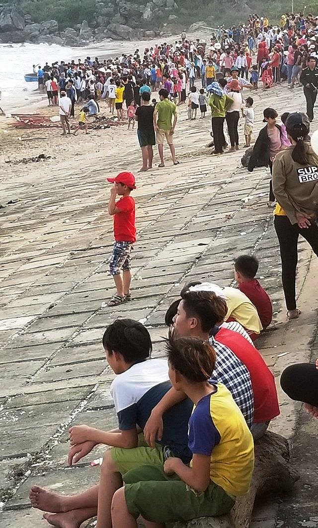Thi thể học sinh lớp 5 mất tích trôi xa 1km trên biển  - ảnh 1