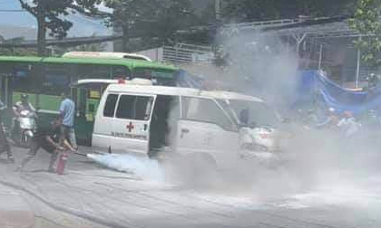 Xe cấp cứu bốc cháy trên phố Sài Gòn