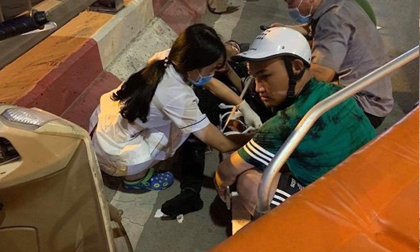 Hà Nội: Nữ tài xế lái ô tô tông một loạt xe máy trên cầu vượt Lotte Kim Mã, 2 người cấp cứu